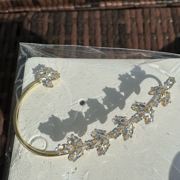NWOT Ear cuff gold with rhinestone clear studs - Picture 4 of 4